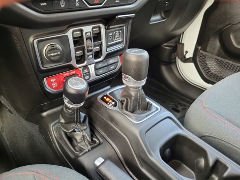 Used 2025 Jeep Gladiator Rubicon AWD/4WD image 20