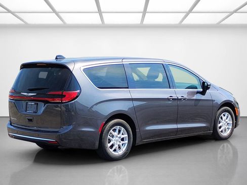 Used 2023 Chrysler Pacifica Touring-L FWD image 5