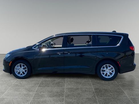 Used 2022 Chrysler Voyager LX FWD image 2