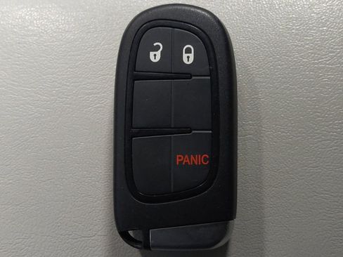 Used 2019 Jeep Cherokee Limited FWD image 32