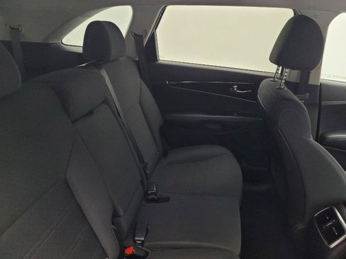 Used 2020 Kia Sorento LX image 19