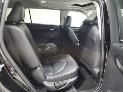 Used 2023 Toyota Highlander XLE FWD image 15