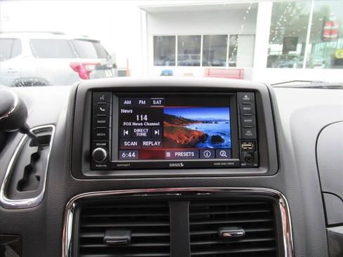 Used 2018 Dodge Grand Caravan SE w/ UConnect Hands-Free Group image 20