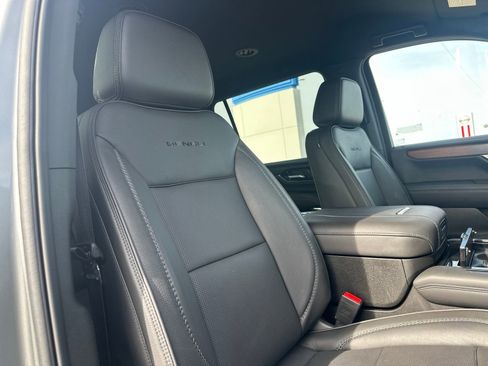 Used 2025 GMC Yukon XL Denali AWD/4WD image 38