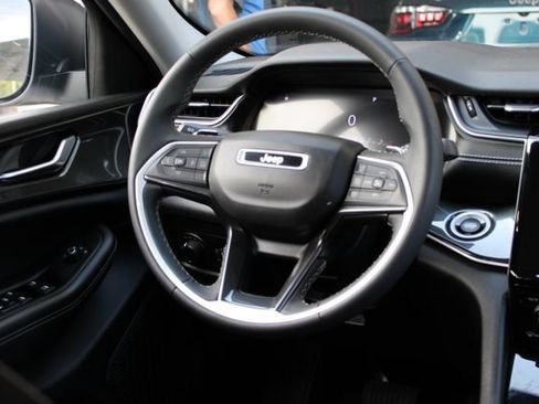 Used 2023 Jeep Grand Cherokee Laredo AWD/4WD image 37