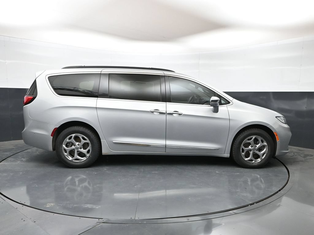 Used 2022 Chrysler Pacifica Limited AWD/4WD image 32