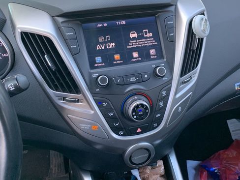 Used 2017 Hyundai Veloster image 7