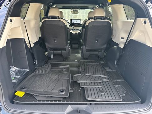 Used 2026 Toyota Sienna Limited image 25