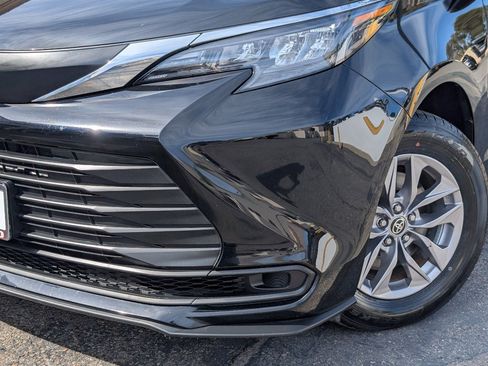 Used 2025 Toyota Sienna LE image 11