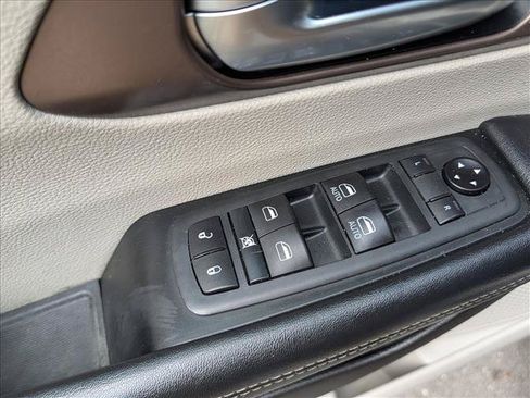 Used 2020 Chrysler Voyager Lxi FWD image 30