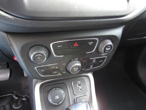 Used 2021 Jeep Compass Latitude AWD/4WD image 15