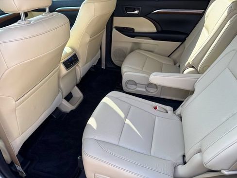 Used 2019 Toyota Highlander Limited FWD image 18