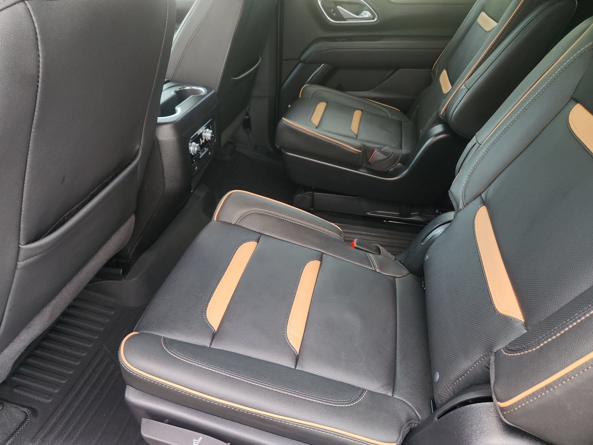 Used 2024 GMC Yukon AT4 w/ Technology Package AWD/4WD image 30