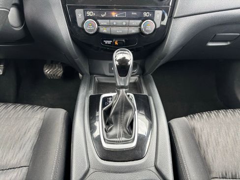 Used 2020 Nissan Rogue SV image 26