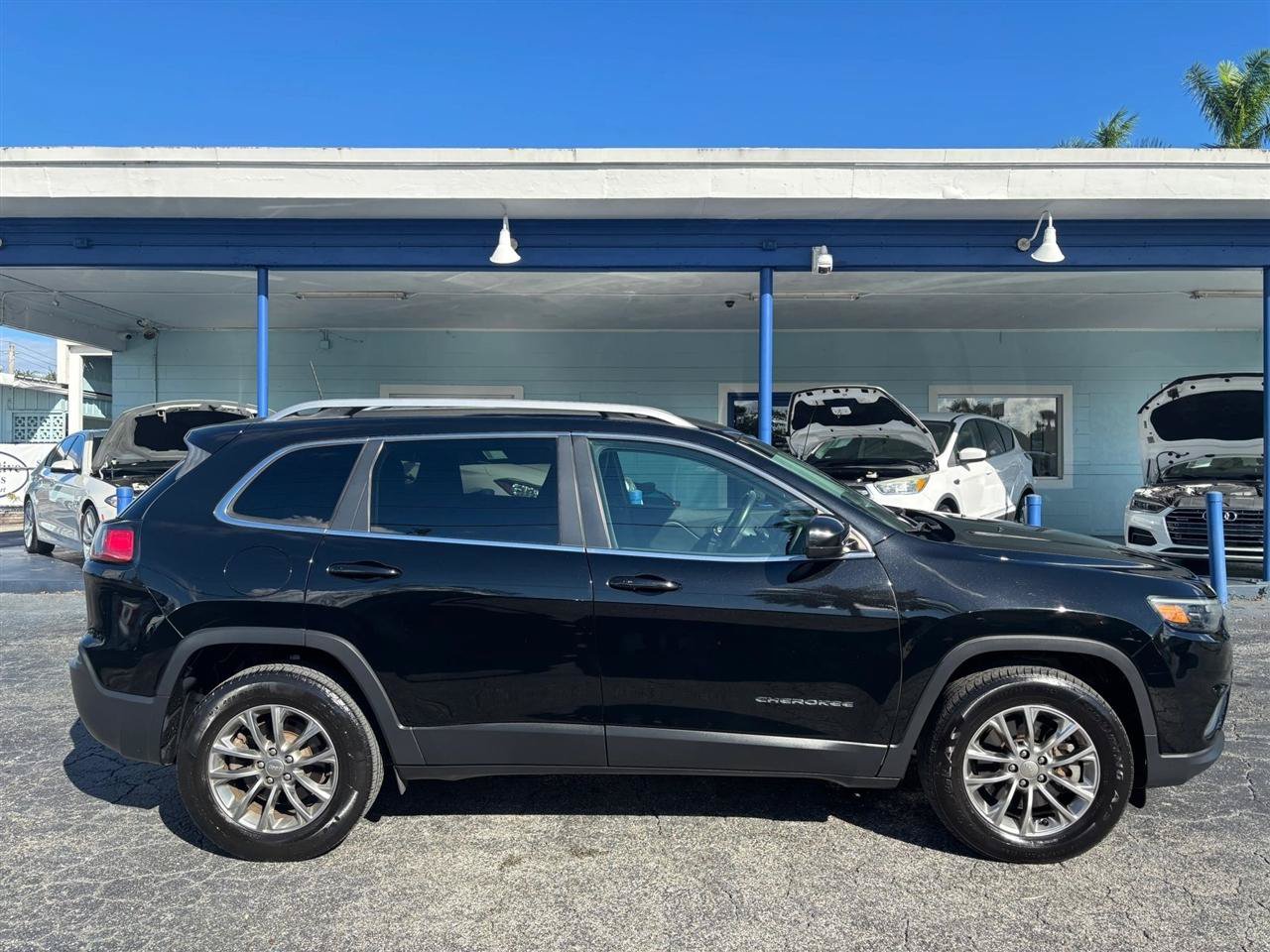 Used 2019 Jeep Cherokee Latitude Plus w/ Comfort/Convenience Group AWD/4WD image 6
