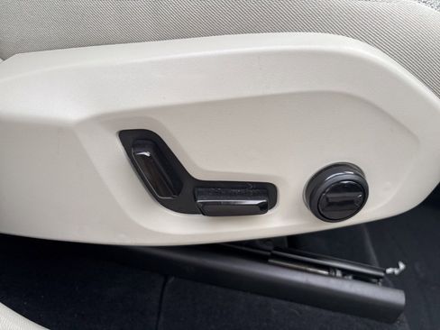 Used 2022 Volvo XC60 B5 Momentum image 39