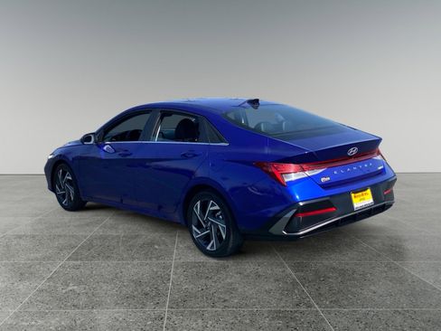 Used 2025 Hyundai Elantra Limited FWD image 3