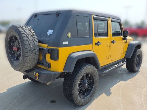 Used 2015 Jeep Wrangler Unlimited Rubicon w/ Connectivity Group AWD/4WD image 5