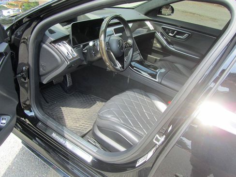 Used 2022 Mercedes-Benz S 580 4MATIC Sedan w/ AMG Line Package image 17