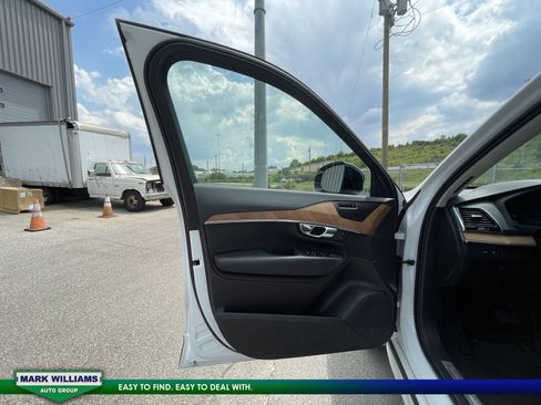 Used 2023 Volvo XC90 T8 Plus image 10