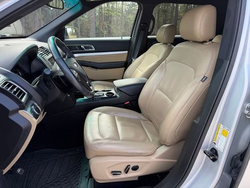 Used 2016 Ford Explorer XLT w/ Equipment Group 202A image 10