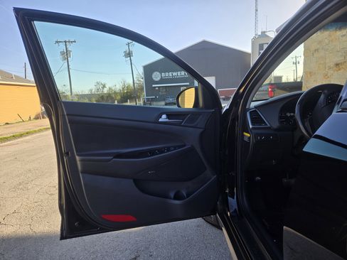 Used 2017 Hyundai Tucson SE Plus w/ Cargo Package image 4