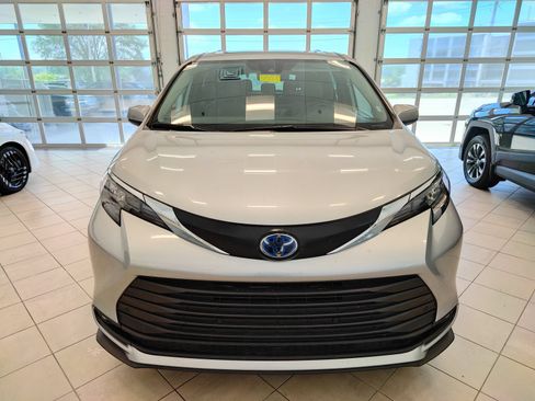 Used 2025 Toyota Sienna XLE FWD image 7