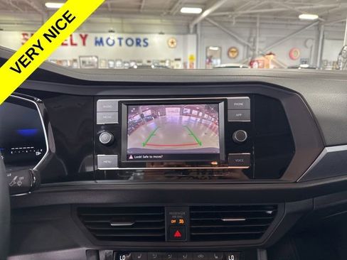 Used 2024 Volkswagen Jetta SE FWD image 19