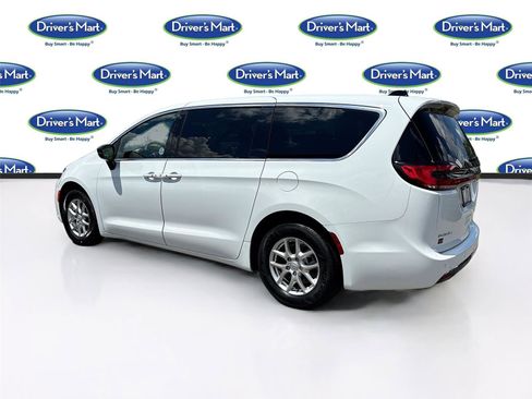 Used 2025 Chrysler Pacifica Select FWD image 5