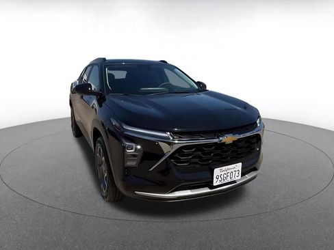 Used 2025 Chevrolet Trax LT image 3