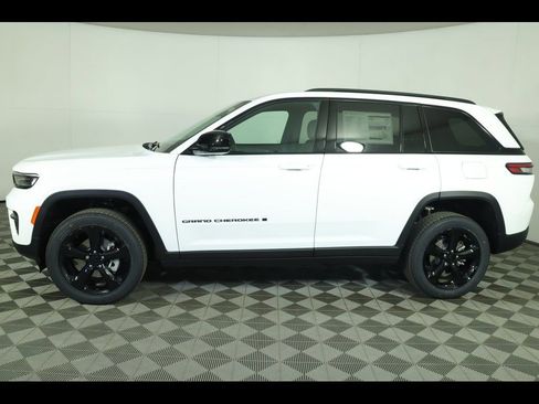 New 2025 Jeep Grand Cherokee Altitude image 12