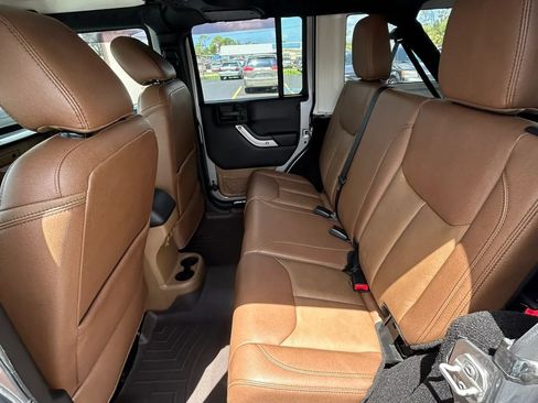 Used 2017 Jeep Wrangler Unlimited Sahara w/ Connectivity Group AWD/4WD image 28