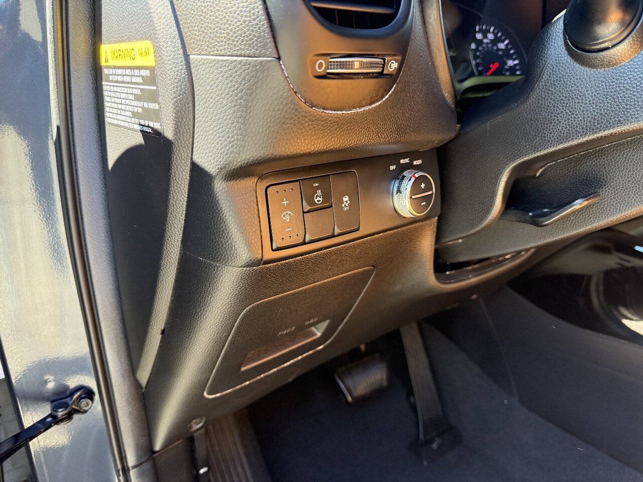 Used 2015 Kia Soul ! w/ Sun & Sound Package FWD image 23