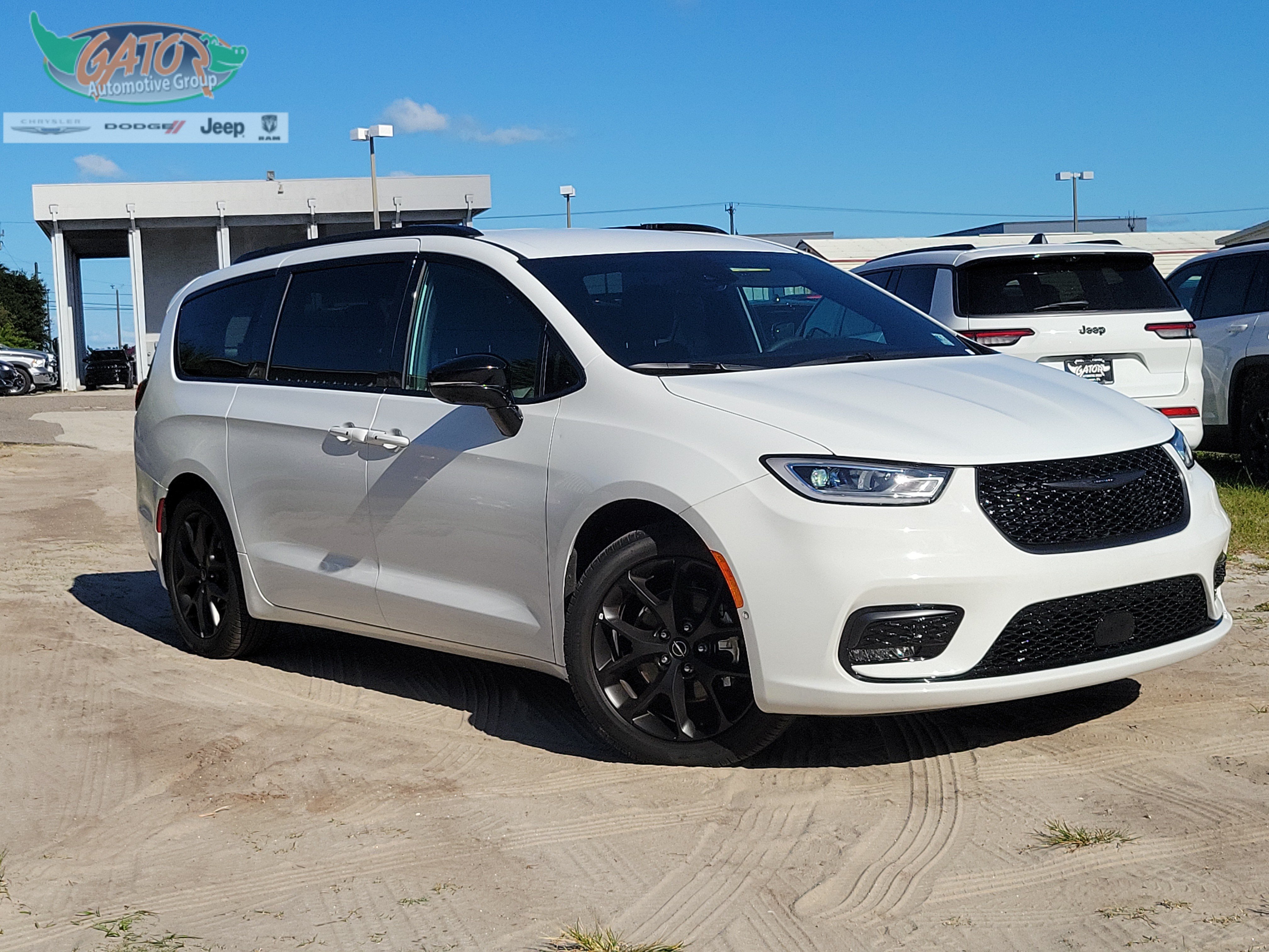 Used 2026 Chrysler Pacifica Select w/ S Appearance Package FWD image 1