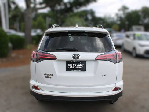 Used 2018 Toyota RAV4 LE FWD image 8