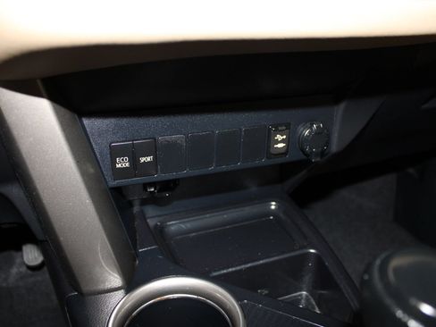 Used 2015 Toyota RAV4 XLE FWD image 15