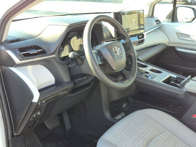 Used 2026 Toyota Sienna LE FWD image 10