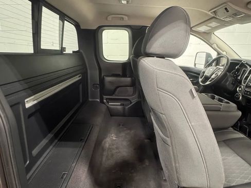 Used 2017 Nissan Titan SV image 13