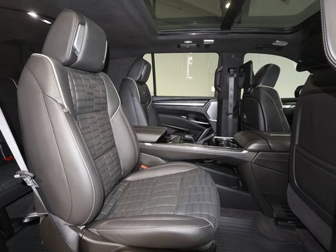 Used 2025 Cadillac Escalade ESV V AWD/4WD image 27