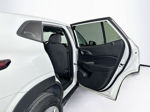 Used 2025 Chevrolet Trax LS image 28