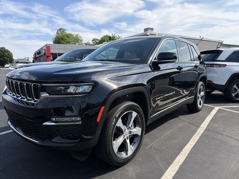 Certified 2025 Jeep Grand Cherokee Limited w/ Luxury Tech Group II AWD/4WD image 3