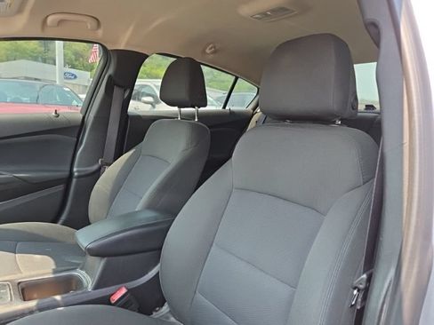 Used 2017 Chevrolet Cruze LT w/ Convenience Package FWD image 10