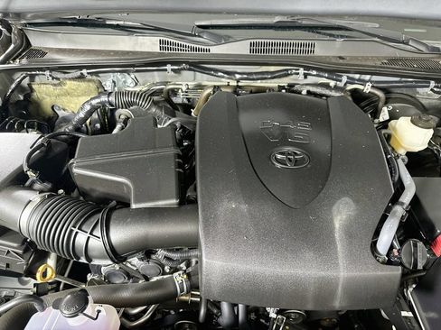 Used 2019 Toyota Tacoma TRD Sport AWD/4WD image 10