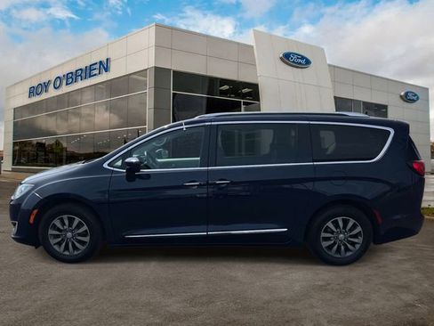 Used 2019 Chrysler Pacifica Touring-L Plus FWD image 2