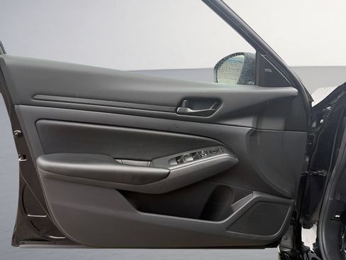 Used 2025 Nissan Altima 2.5 S FWD image 15