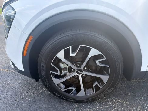 Used 2023 Kia Sportage EX FWD image 2