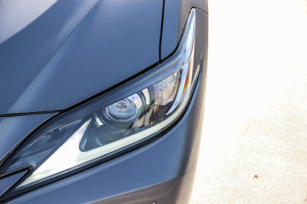 Used 2020 Lexus ES 300h w/ Accessory Package FWD image 8