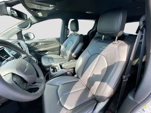 New 2026 Chrysler Pacifica Select w/ S Appearance Package image 28