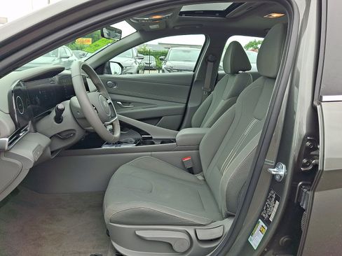 Certified 2025 Hyundai Elantra SEL FWD image 13