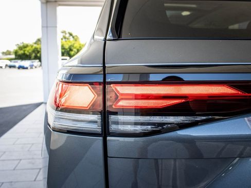 Certified 2025 Volkswagen Tiguan SE image 14